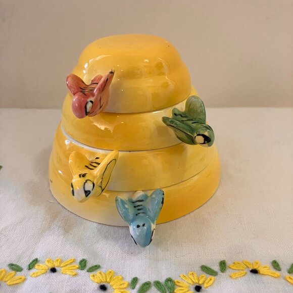 Vintage Bees on Beehive Measuring Cups x 4 Made in Japan 1950's - Picture 3 of 12